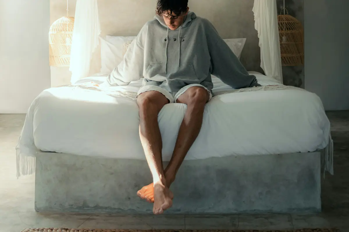 우붓 숙소 침대에 앉아 아침 빛을 보는 여행자