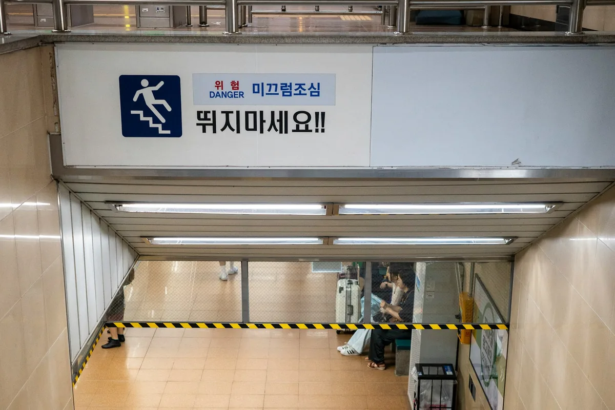 부산의 지하철역 입구로 내려가는 계단