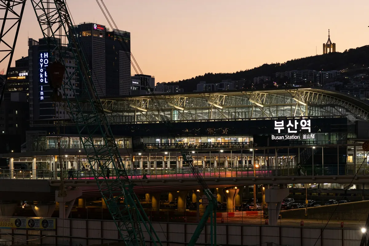부산역 일대 야경과 철도 거점이 보이는 도심 풍경