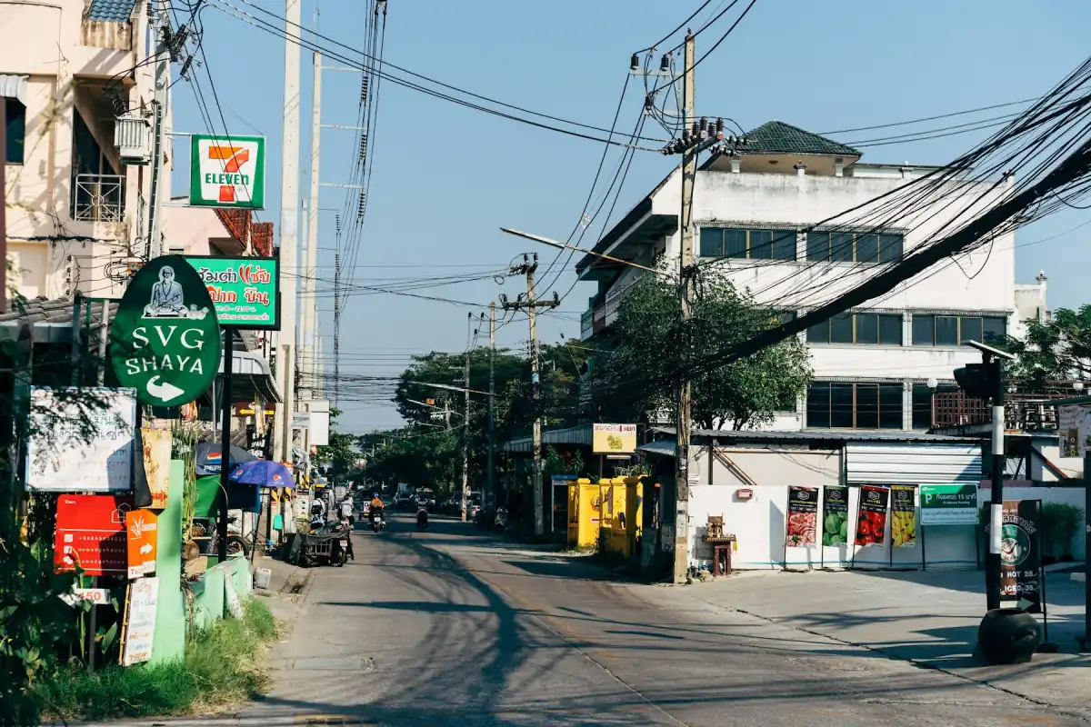 치앙마이 도로의 녹색 표지와 차량 흐름