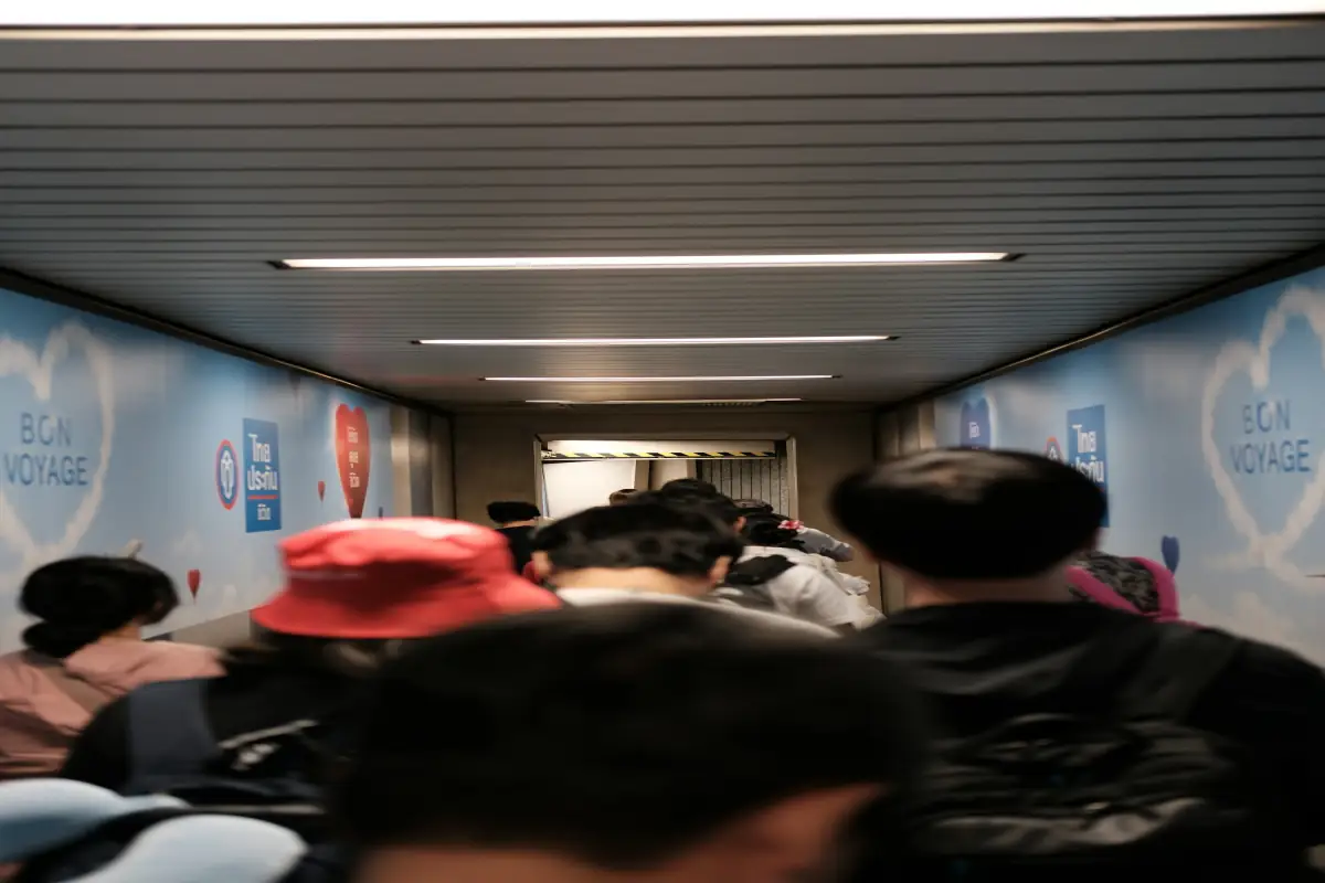치앙마이공항 탑승 구역 복도를 지나는 여행자들