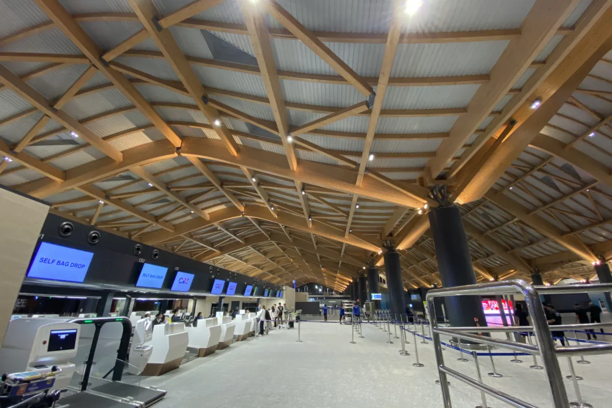 클락국제공항 출국장의 체크인 카운터와 목조 지붕