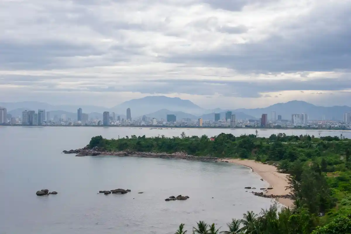 다낭 해안과 도심, 산이 함께 보이는 전경