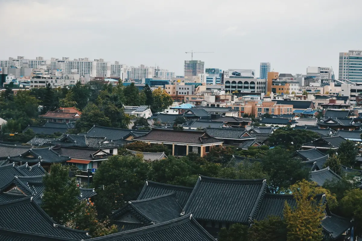 전주 한옥마을의 지붕과 도심 전경