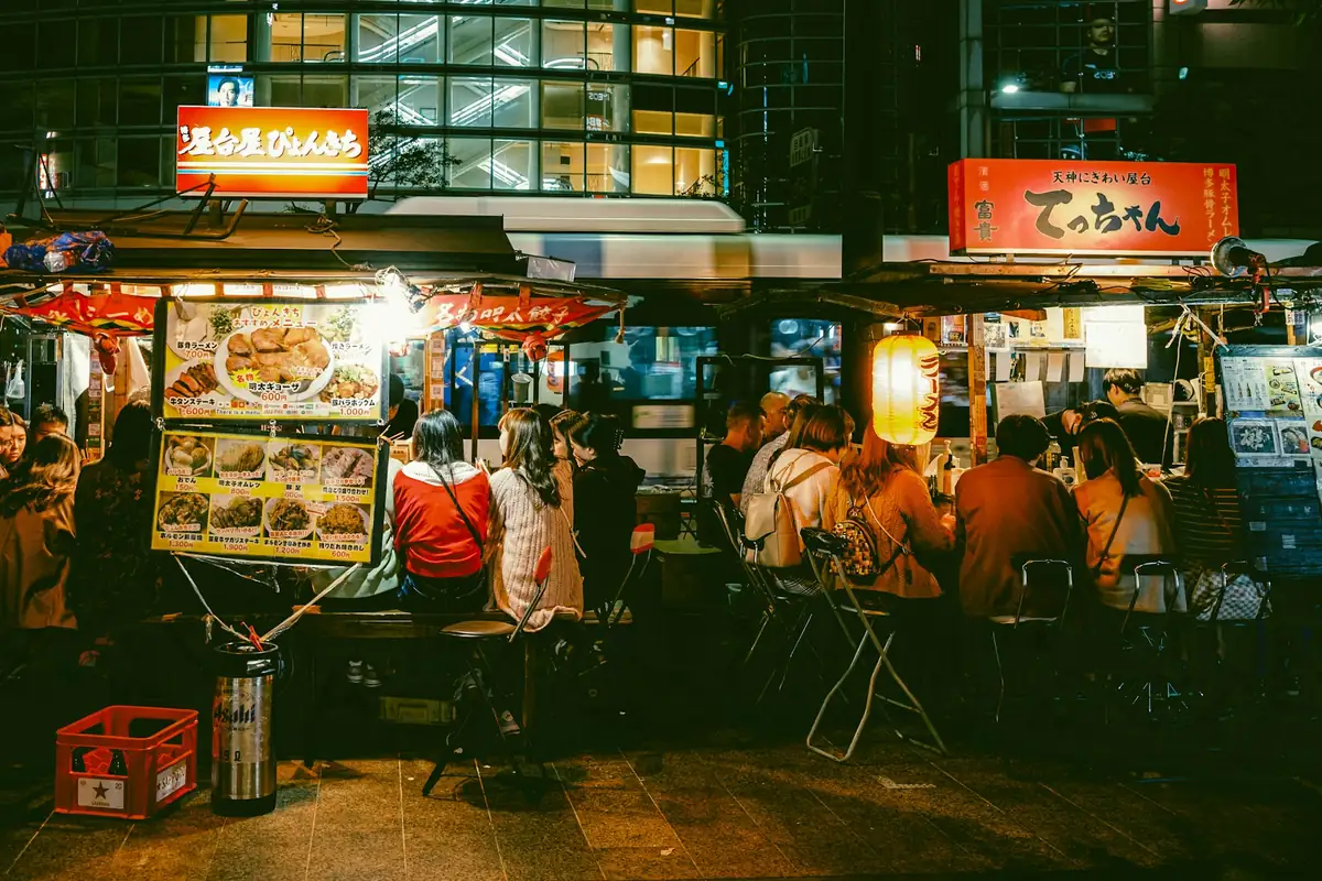 후쿠오카 텐진에서 사람들이 모여 있는 포장마차