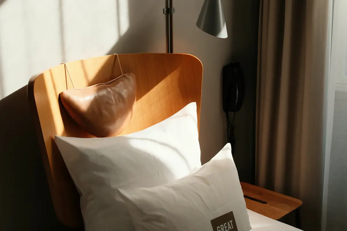 현대적인 호텔 객실의 정돈된 침대