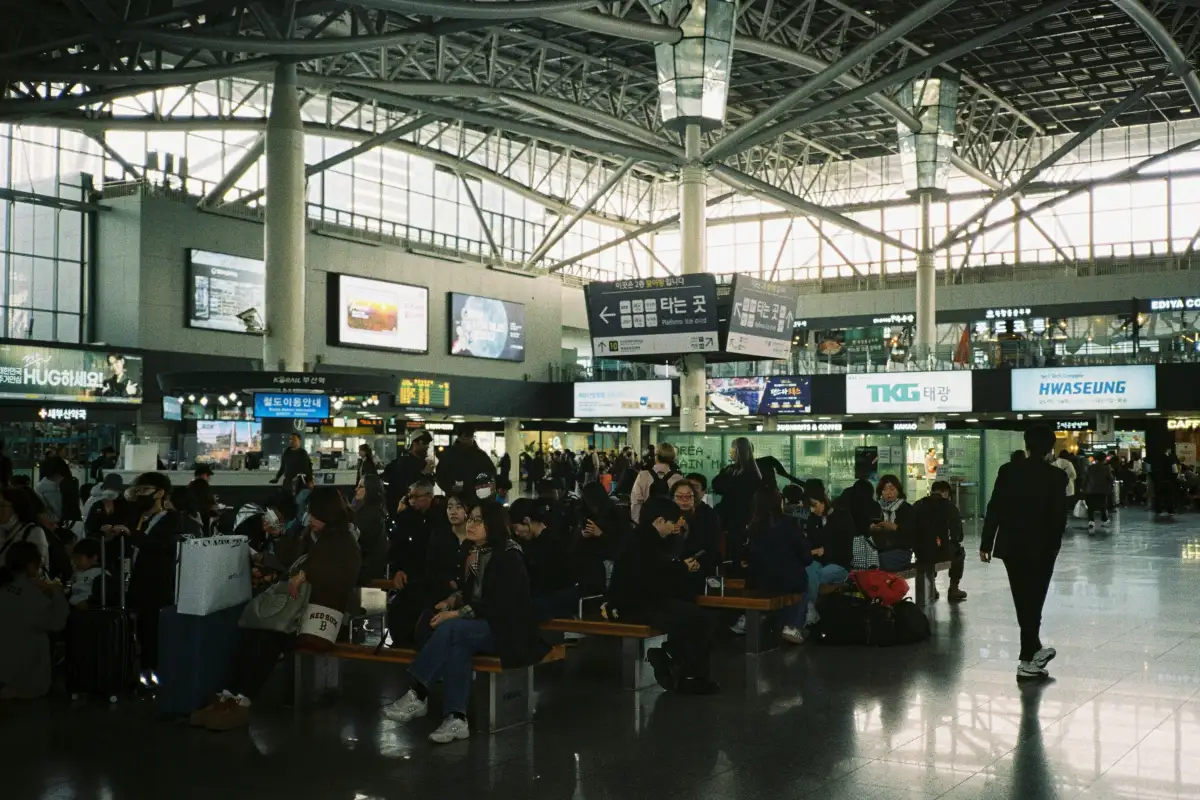 부산의 공항 터미널에서 여행자들이 이동을 기다리는 장면