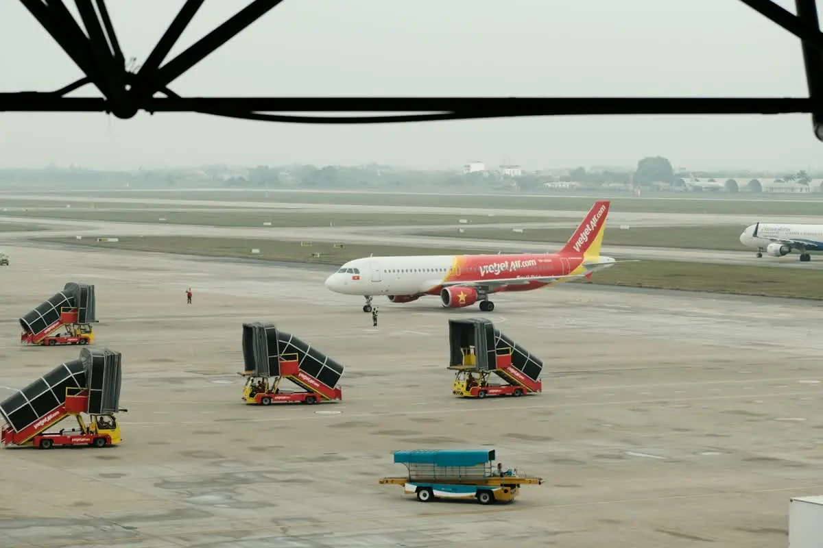 노이바이공항 활주로에 서 있는 여객기