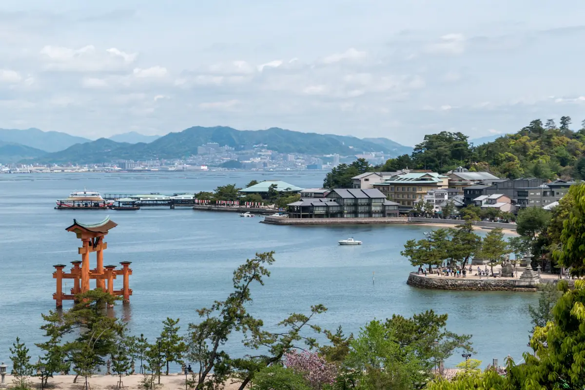 미야지마 섬의 해안과 도리이 너머로 보이는 선착장과 바다