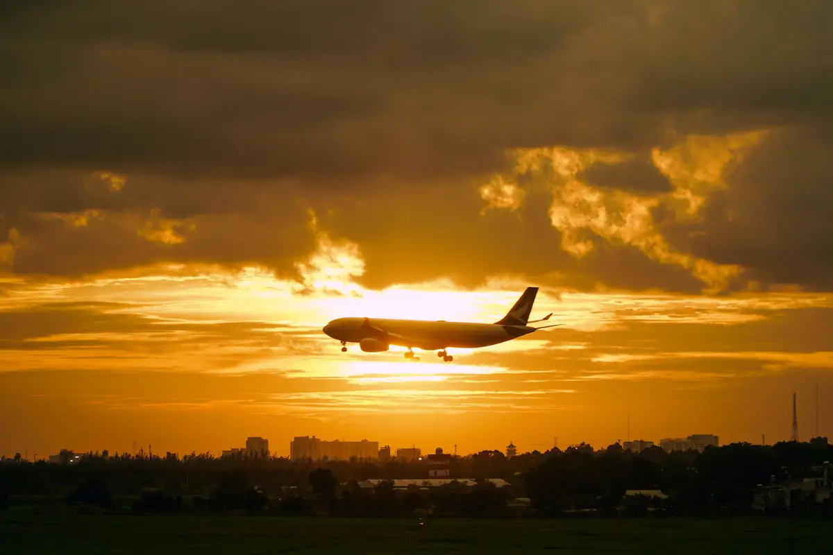 호찌민 떤선녓공항 근처 상공을 지나는 항공기