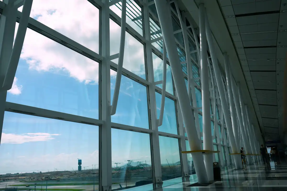 홍콩국제공항 터미널의 큰 창과 활주로 풍경