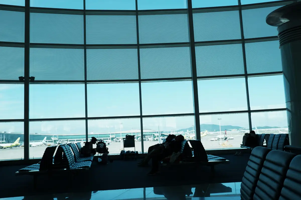 인천국제공항 대형 창 너머로 보이는 계류장과 여객기