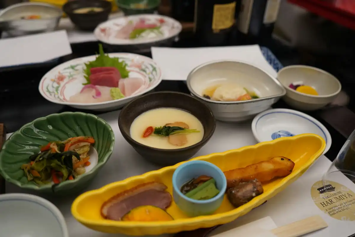 여러 작은 접시에 나누어 담긴 일본식 코스 요리
