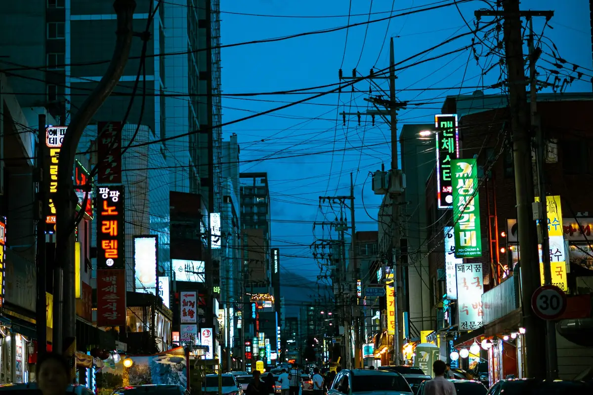 밤의 제주시 도로와 상점 불빛
