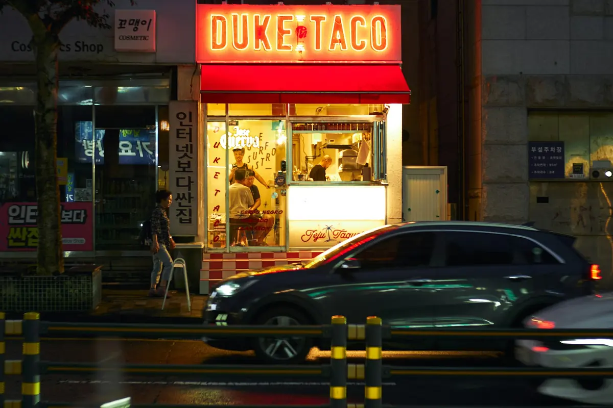 밤 도로를 달리는 차량