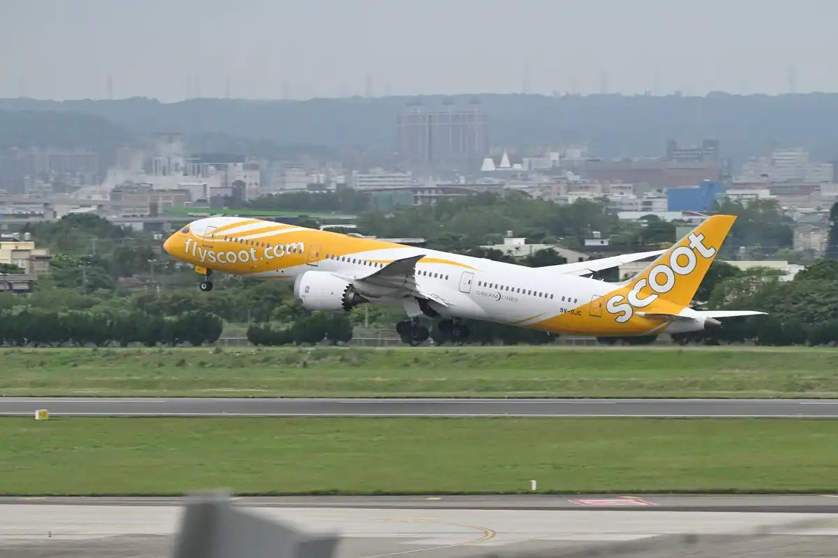 대만 공항 활주로에서 이륙하는 노란색 여객기