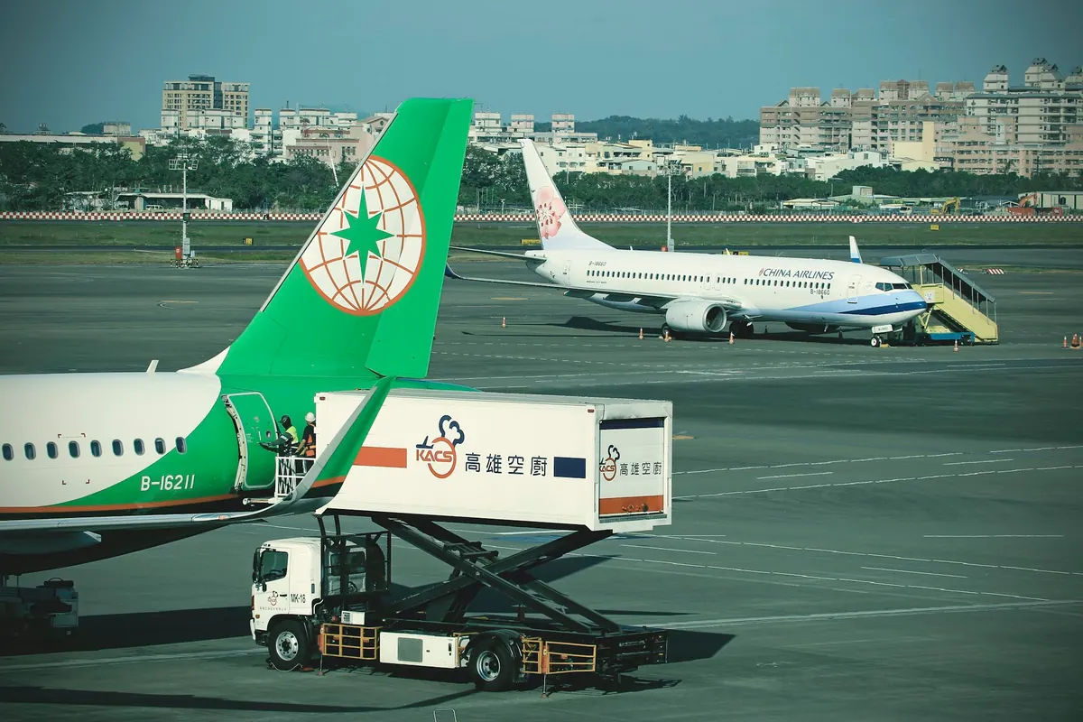 가오슝공항 활주로 주변에서 항공기가 이륙을 준비하는 장면