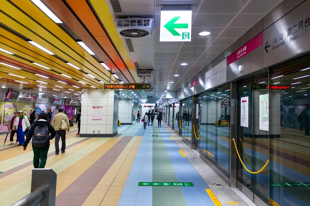 가오슝 MRT 역사 내부를 지나는 사람들