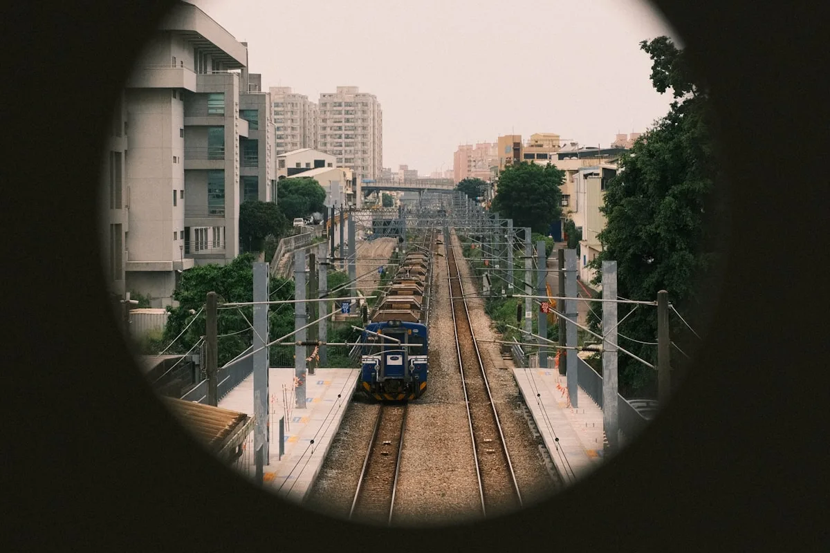 타이난 도심 선로를 지나는 열차