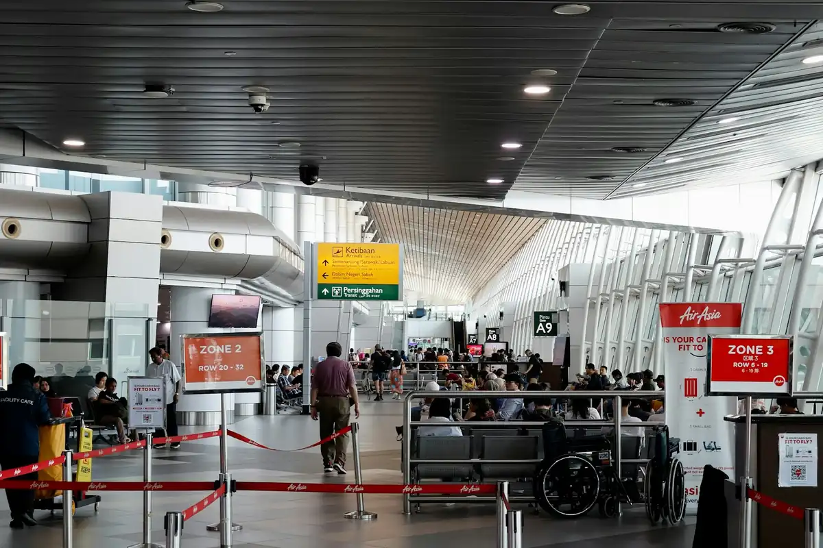 코타키나발루공항 터미널에서 여행자들이 대기하는 모습