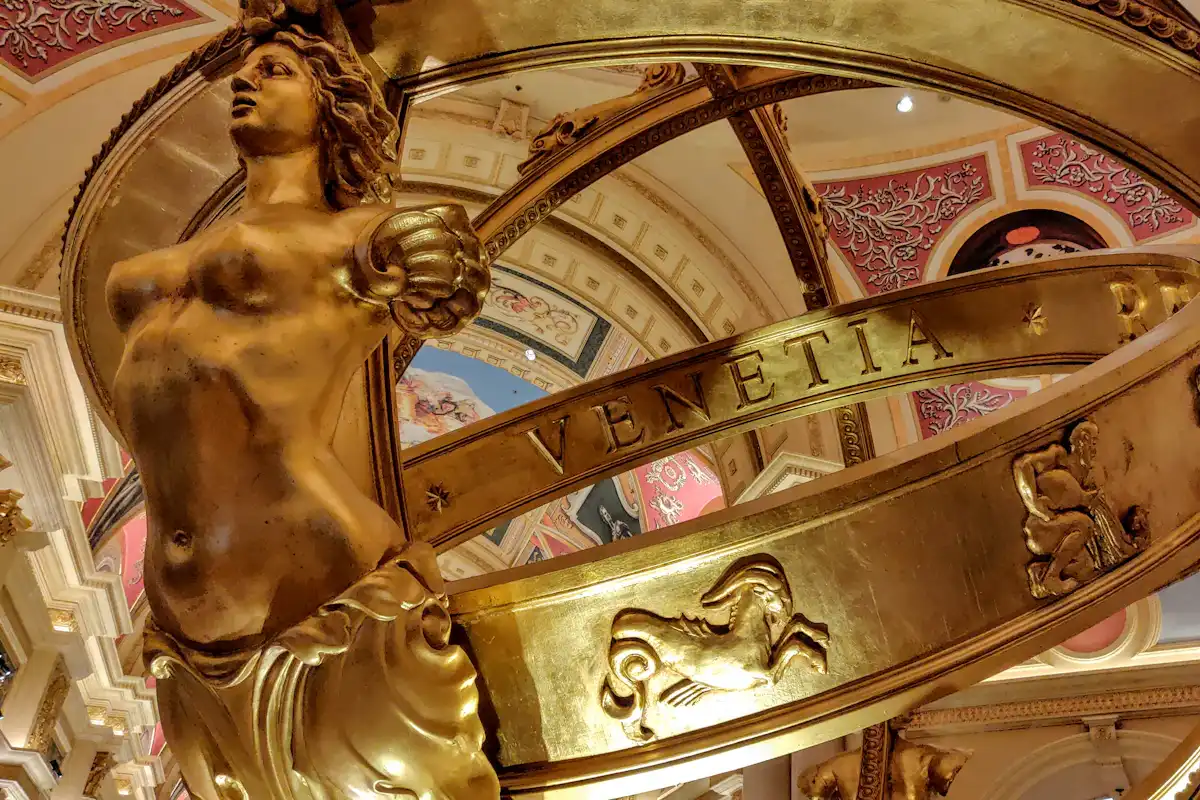 The Venetian Macaoの金色の内装装飾と看板