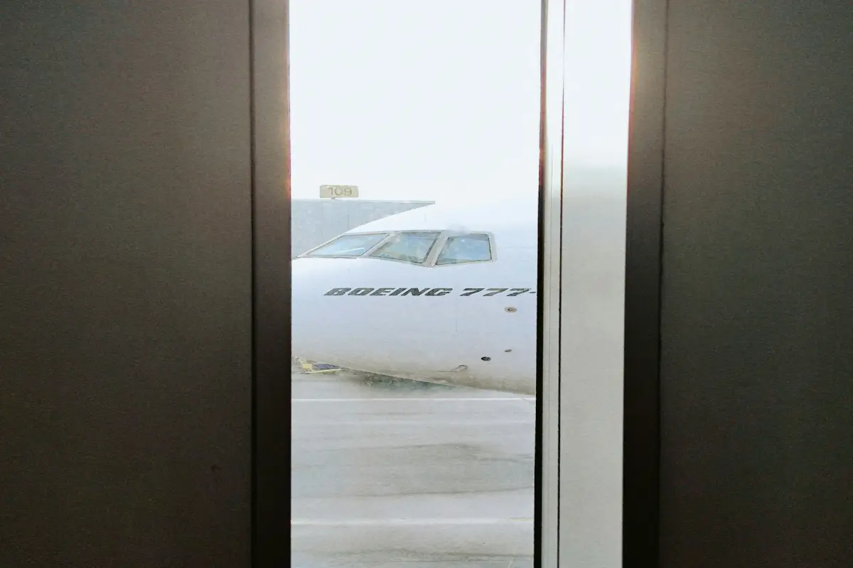NAIA 공항 출입구 너머로 항공기가 보이는 사진