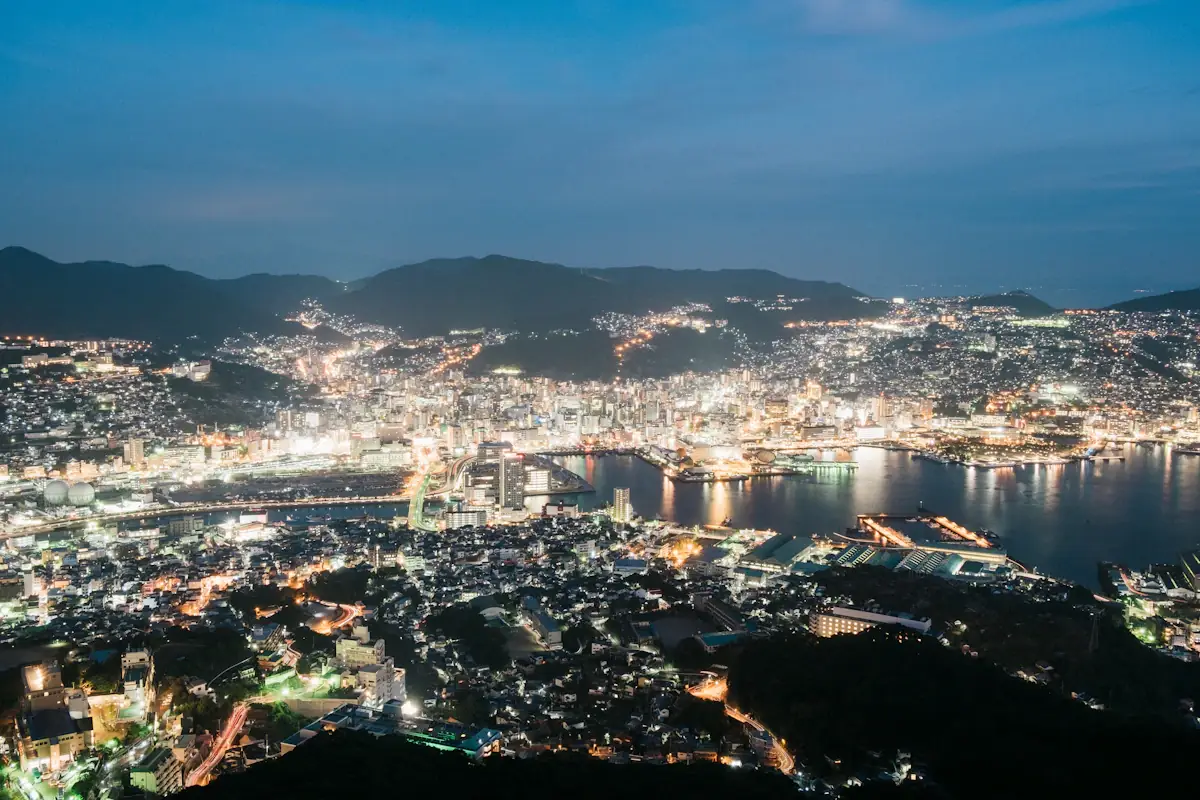 이나사야마에서 내려다본 나가사키항과 시가지의 저녁 불빛