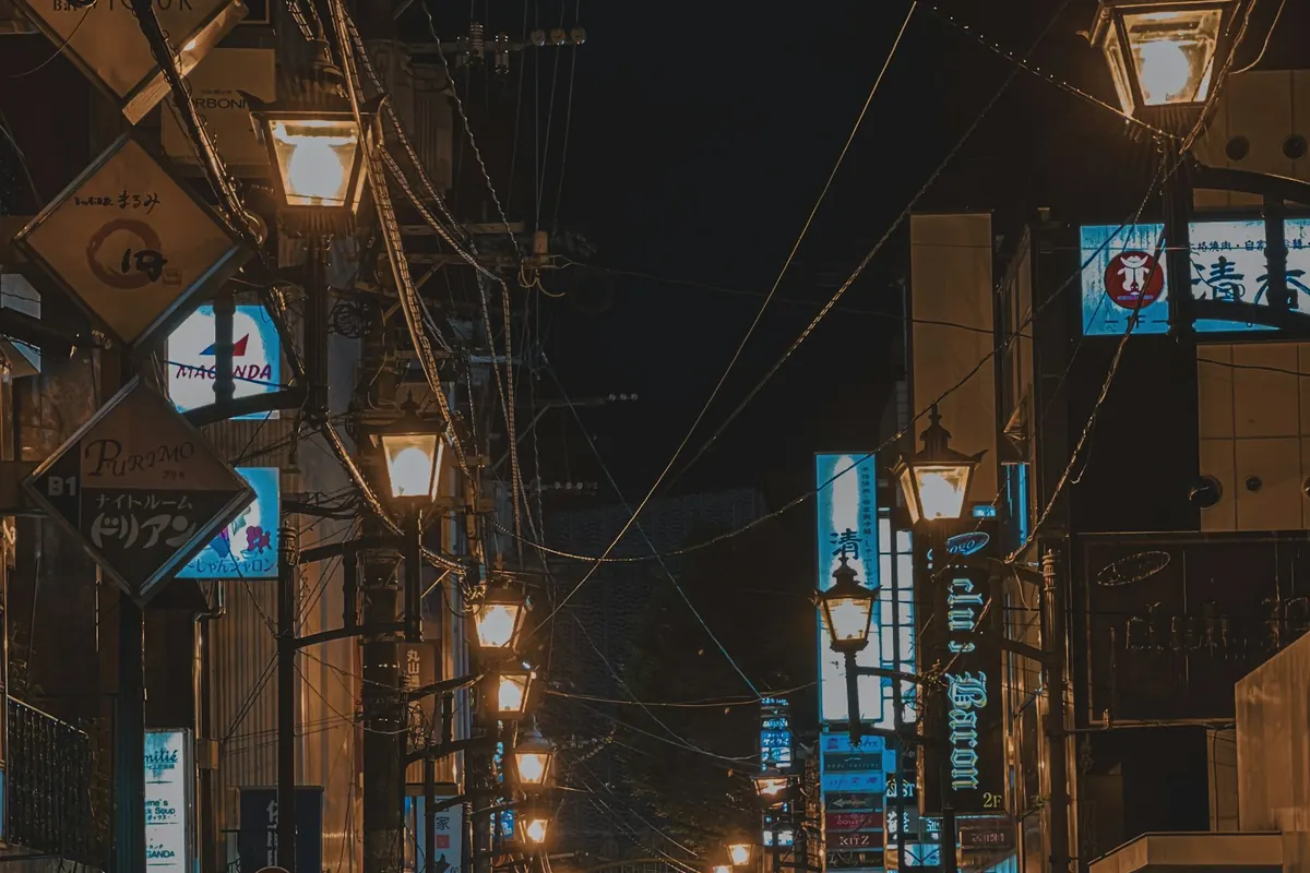 밤에 불이 켜진 나가사키 시내 거리