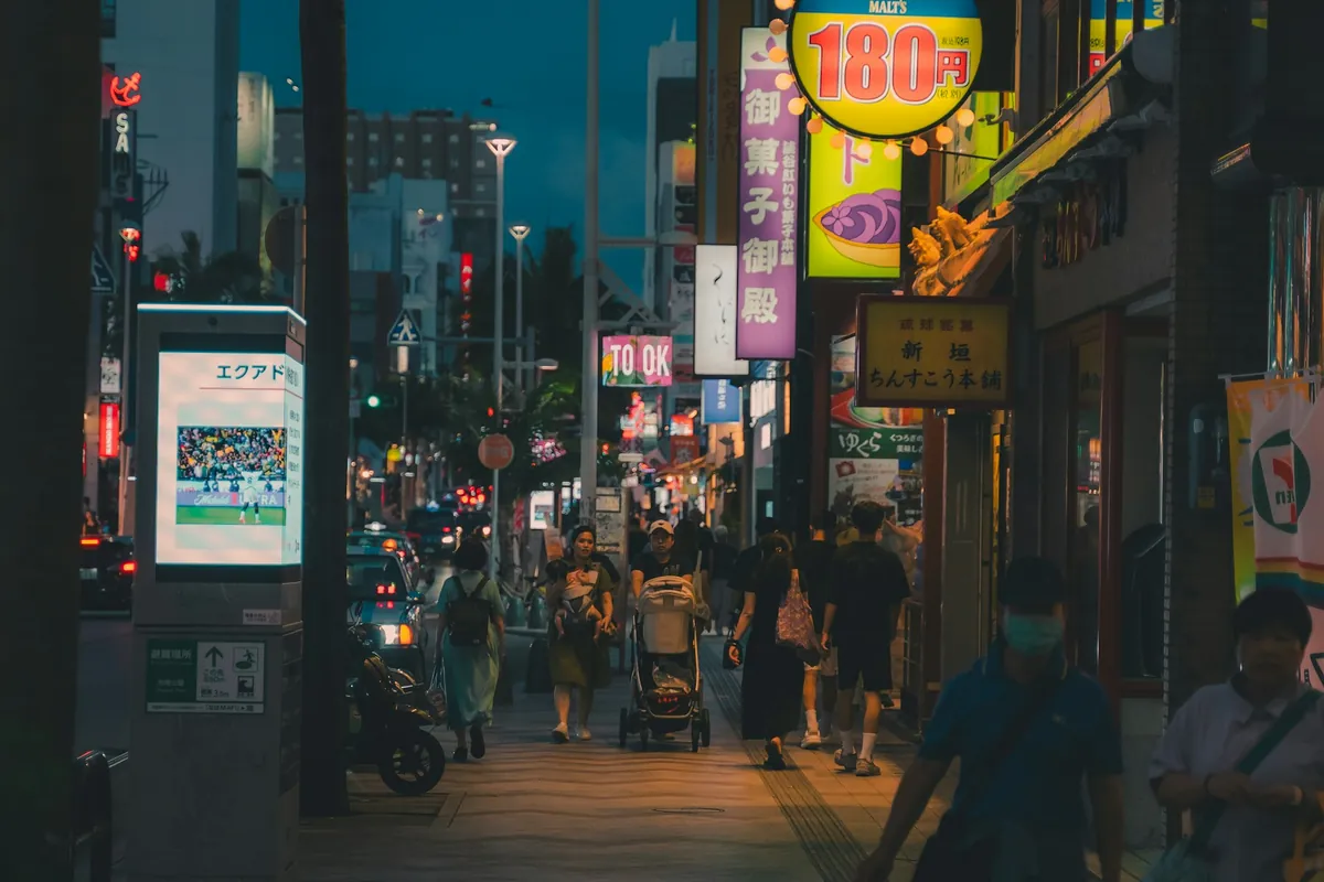 나하 고쿠사이도리 밤거리의 보행자와 상점 조명