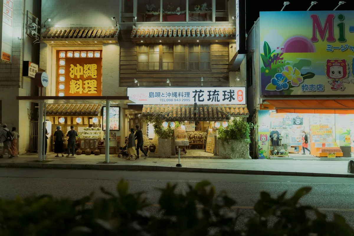 나하 고쿠사이도리의 밝은 상점 간판과 거리 풍경