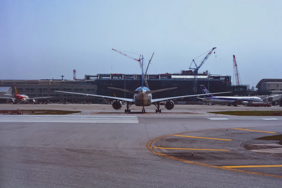 나하공항 터미널과 연결된 항공기