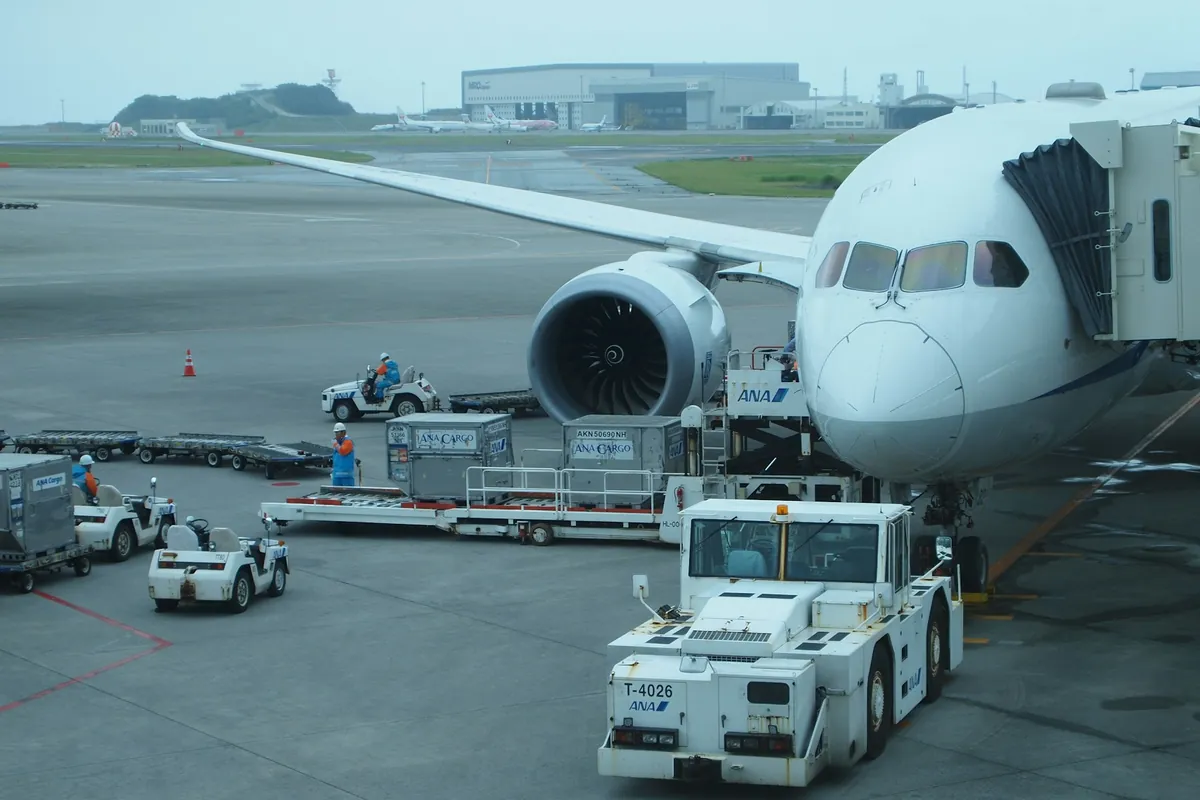 오키나와 공항 계류장에 서 있는 흰 항공기