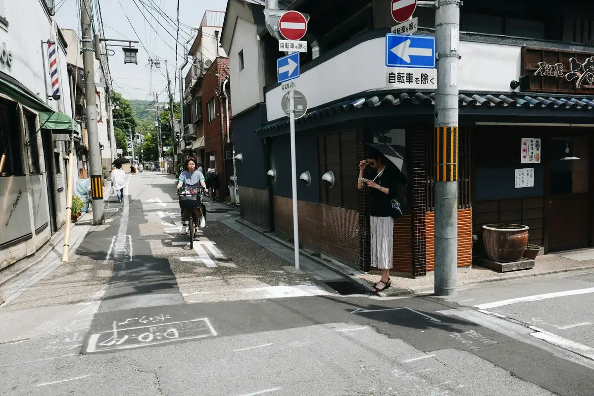 자전거와 보행자가 오가는 오카야마 지역의 골목