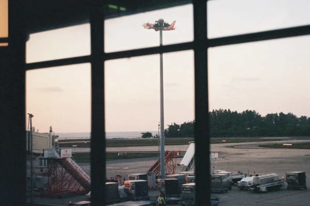 푸켓공항 창밖으로 보이는 공항 진입 차로와 터미널 주변