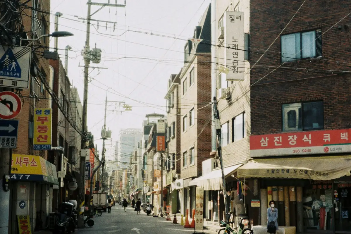 서울 홍대의 건물과 간판이 이어지는 거리 풍경