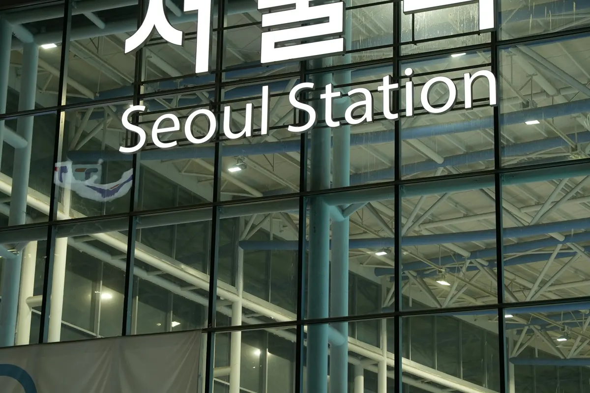 밤에 보이는 서울역 외부 간판