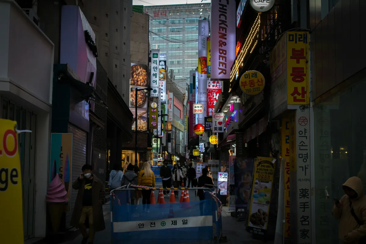 명동 거리의 간판과 보행자 흐름