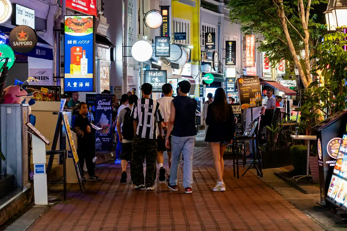 밤에 조명이 켜진 보트키 식당가