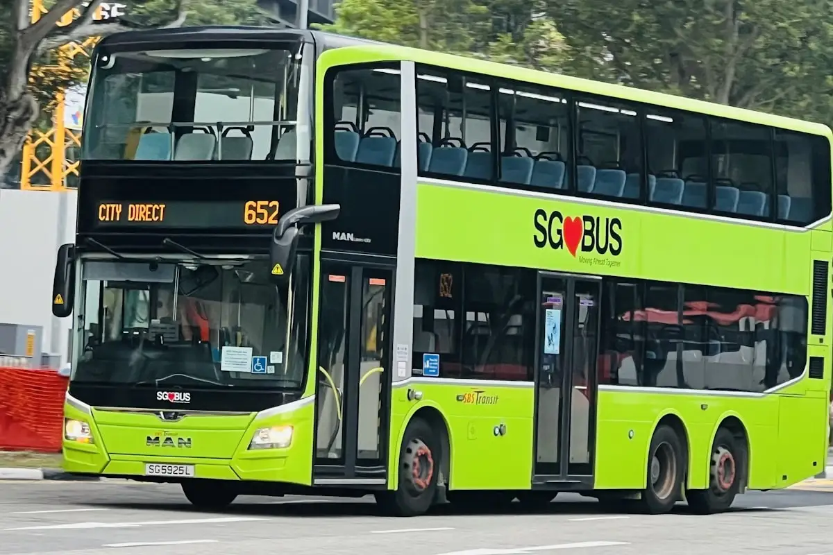싱가포르 도로를 달리는 초록색 2층 버스 사진