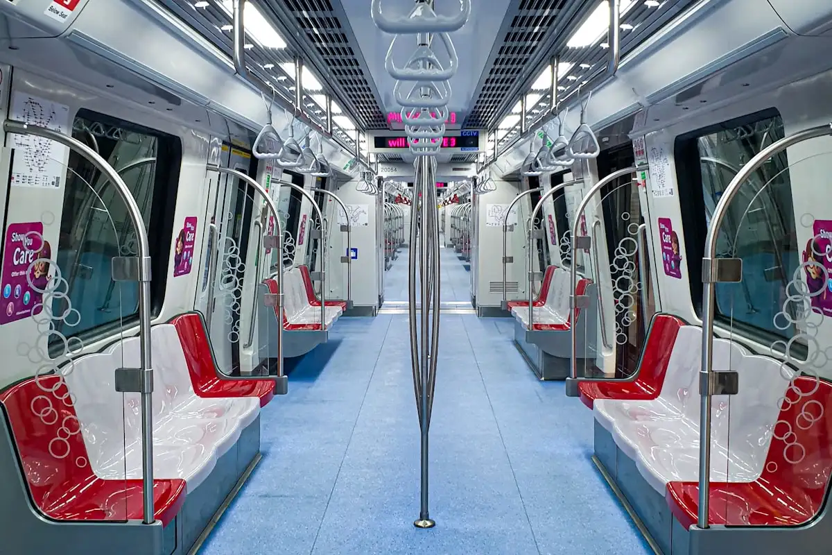 우드랜즈 노스 MRT 역 안에 정차한 열차 내부 사진