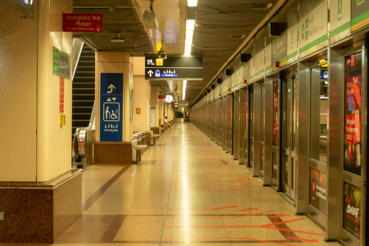 싱가포르 MRT 승강장의 닫힌 스크린도어