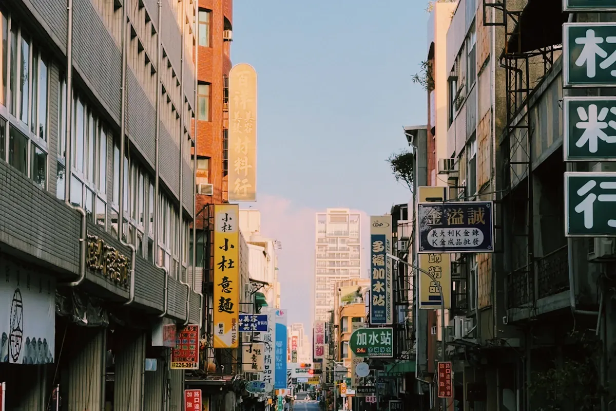 상점 간판과 건물 사이로 저녁빛이 들어오는 타이난 거리