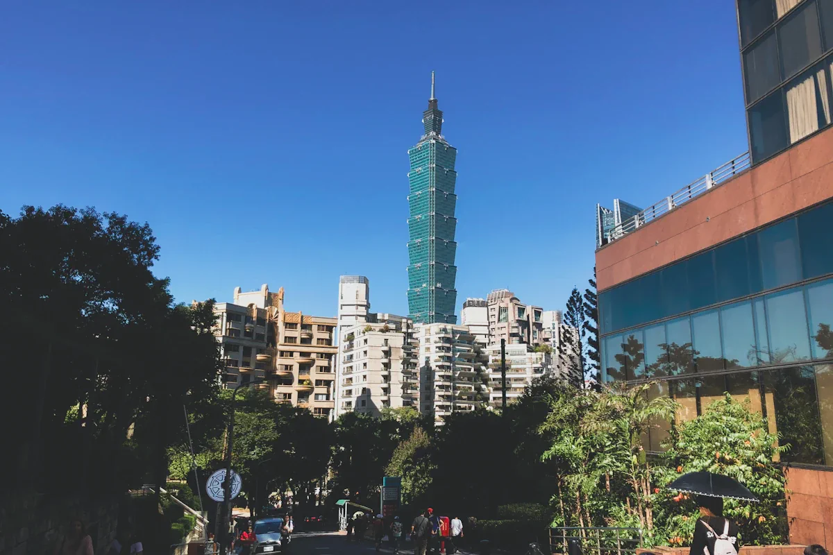 타이베이 101이 보이는 도심 거리와 보행자, MRT와 공항 이동 동선을 고르는 장면