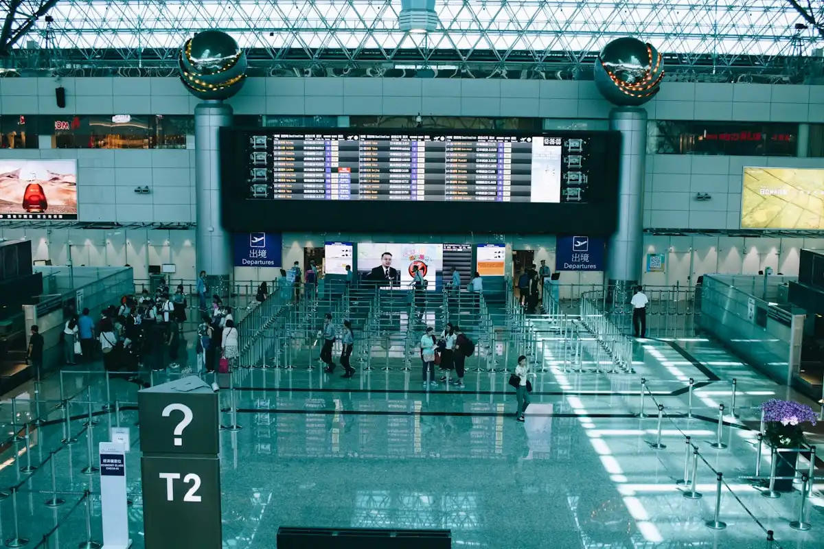 타오위안공항 터미널에서 여행자들이 짐을 끌고 이동하는 장면