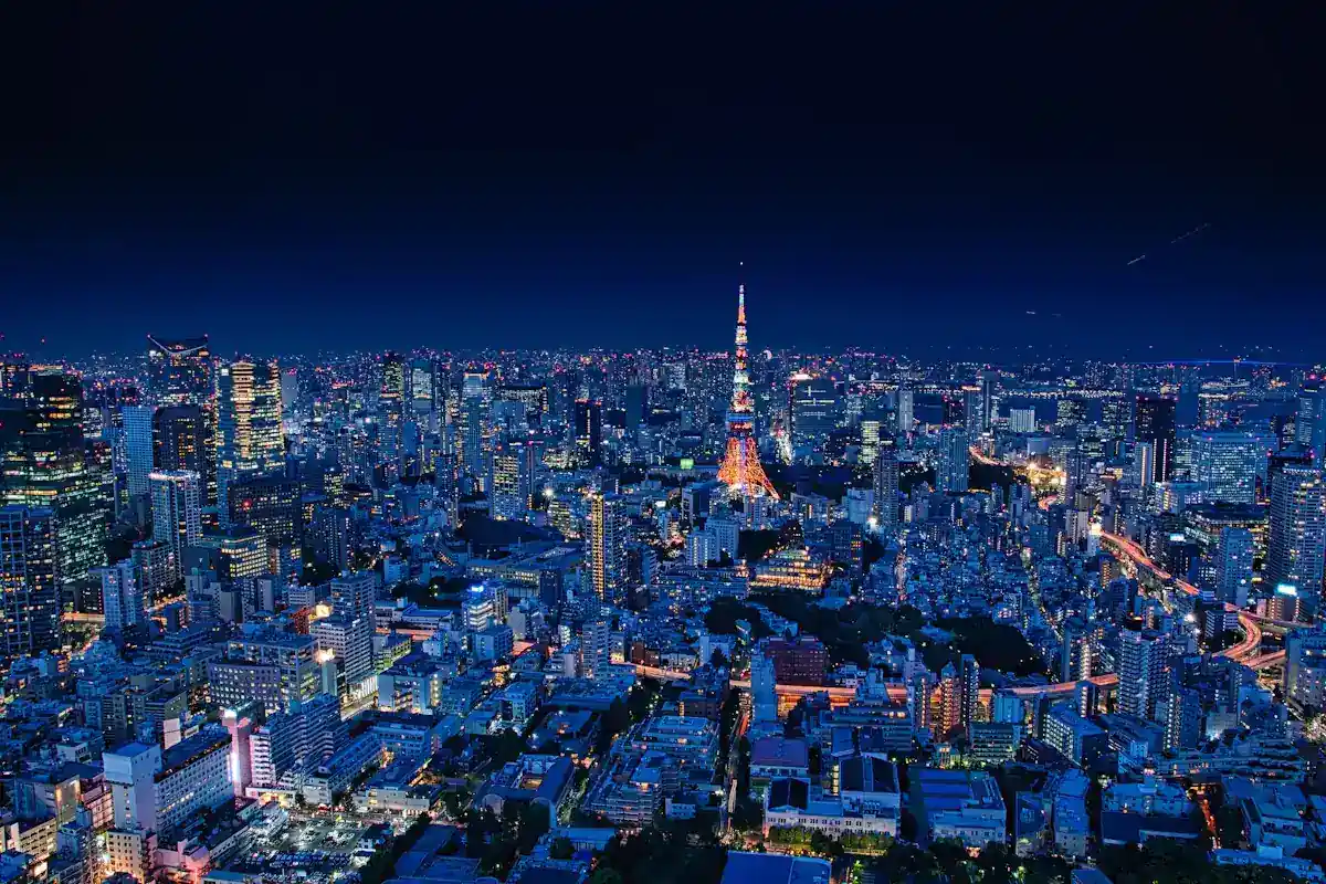 불이 켜진 도쿄 도심의 밤 풍경