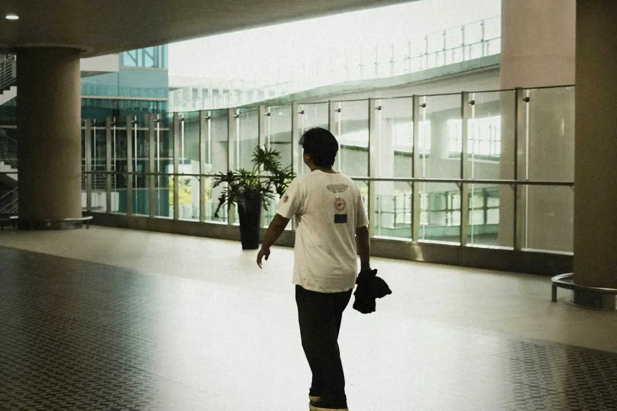 요그야카르타 국제공항 터미널 밤 실내